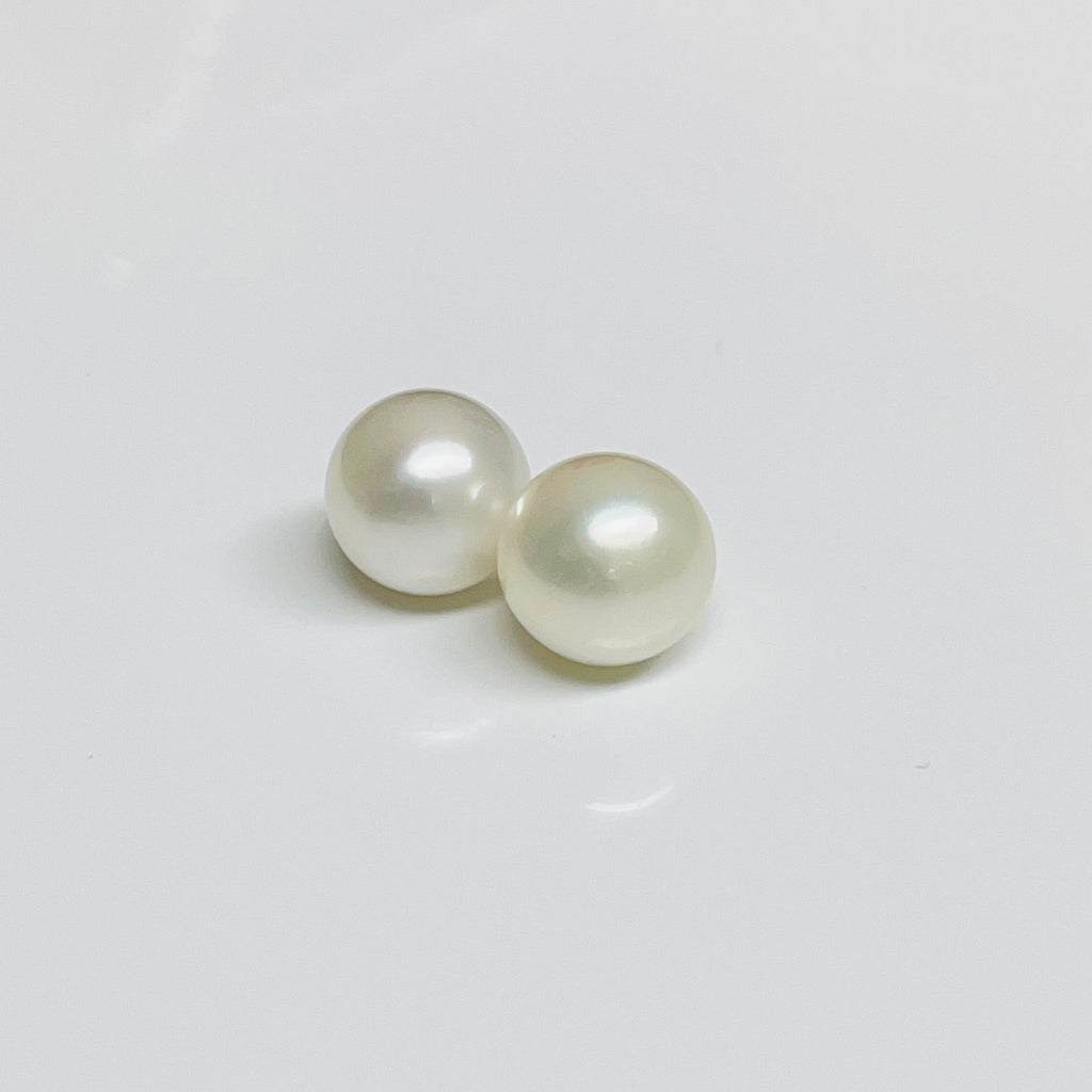 Elegant 10.80-11.00 MM South Sea White Pearl