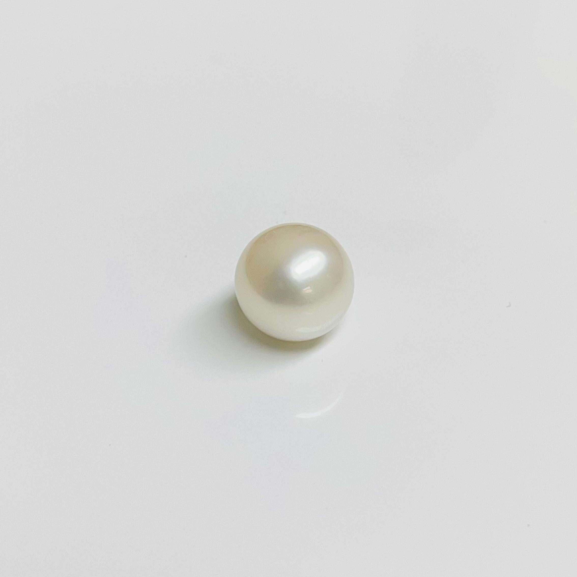 Elegant 10.80-11.00 MM South Sea White Pearl